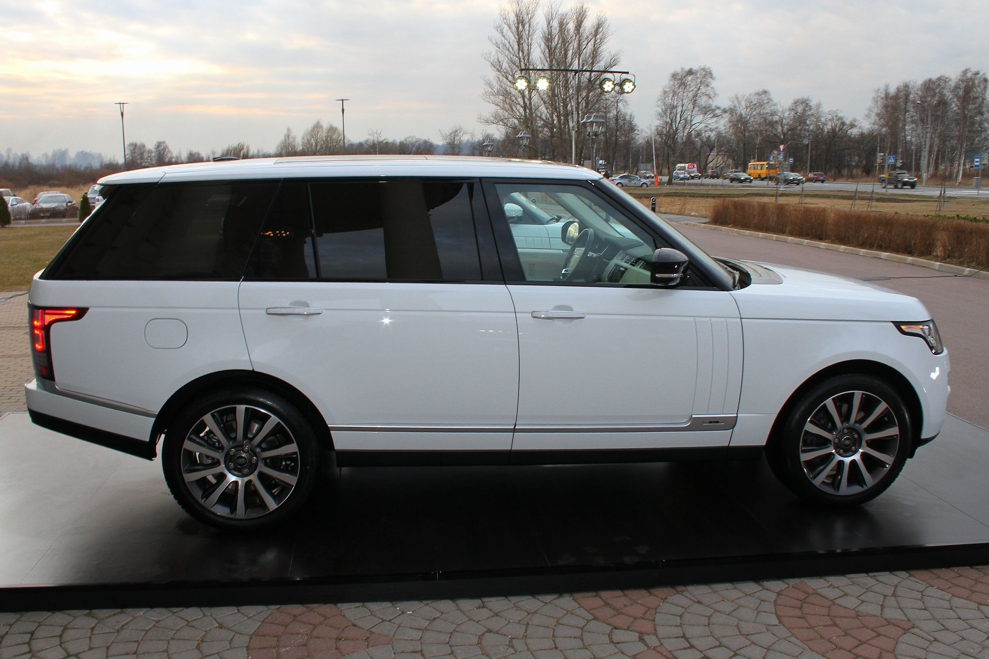 Длиннобазный Range Rover L 2014