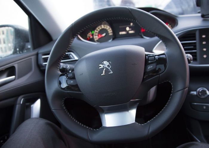 Peugeot 308. Спортивный руль.