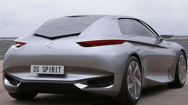 Заднее окно Citroen DS Spirit закрывают ромбовидные панели Заднее окно Citroen DS Spirit закрывают ромбовидные панели