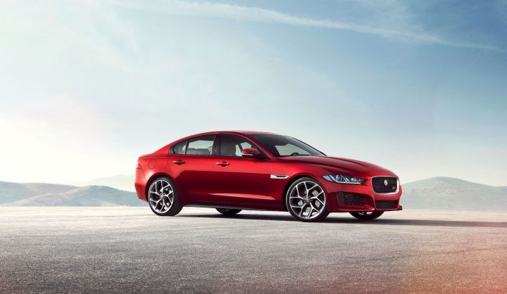 Новый Jaguar XE вид сбоку