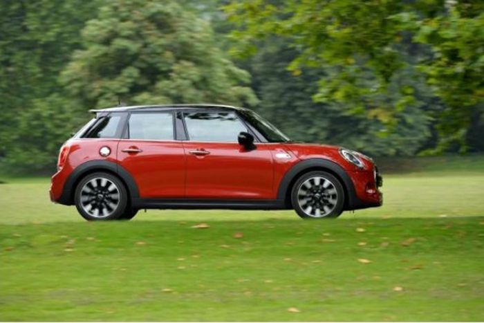 5-дверный Mini обзавелся новыми опциями безопасности