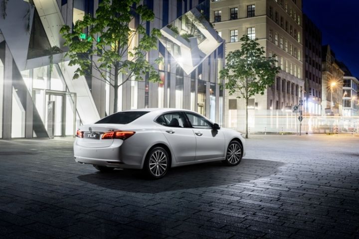 Объявлены российские цены на Acura TLX.