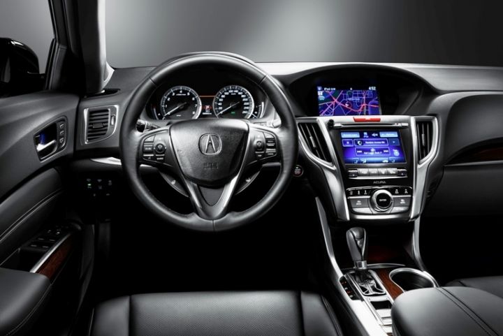 Объявлены российские цены на Acura TLX.