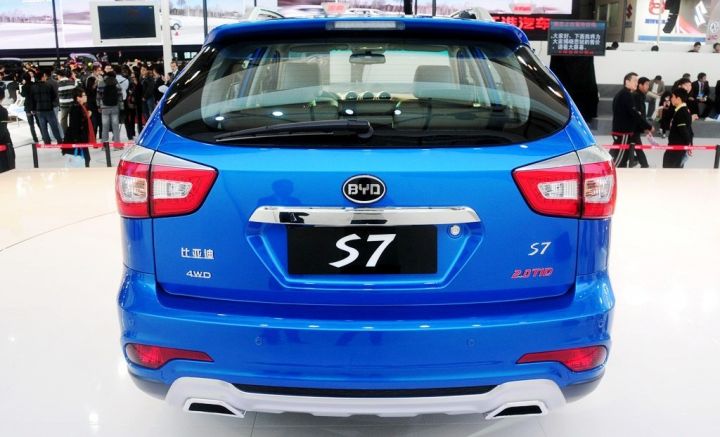 В Китае начинаются продажи нового кроссовера BYD S7.