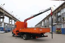 «Дорожный мастер» с двухрядной 7-местной кабиной и КМУ Amco Veba с буром