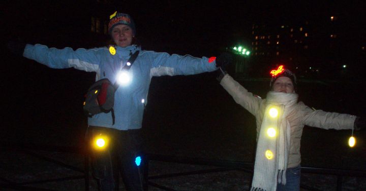 с 2015 года пешеходы обязаны во время движения вне населенного пункта надевать одежду со световозвращающими элементами