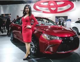 Детройт-2015: самые красивые девушки автошоу