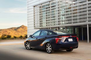 Продажи водородных седанов Toyota Mirai начинаются в сентябре