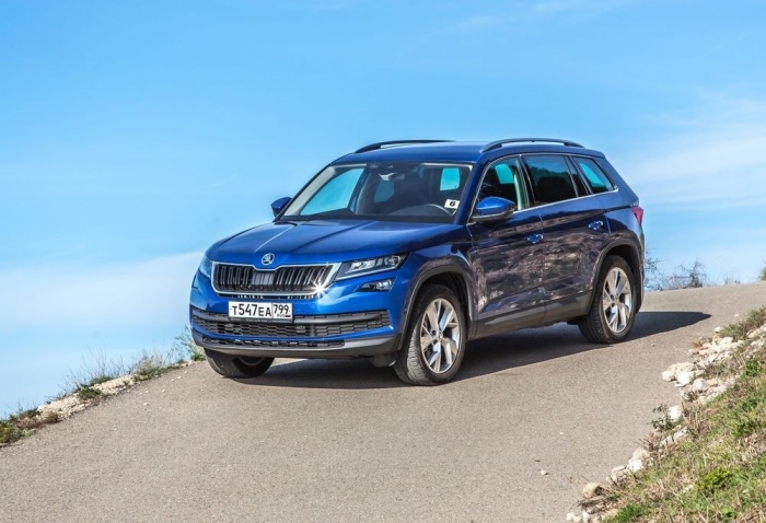 Синий на голубом. Один из ярких цветов. Skoda Kodiaq – просто красив !