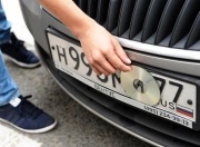 За закрытые номера водителей лишат прав на 3 месяца