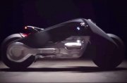 BMW показала не падающий мотоцикл (ВИДЕО)