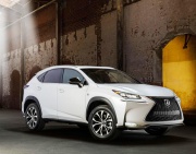 Названы рублевые цены на новый Lexus NX200t