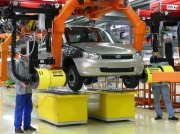 Объем продаж отечественных авто упал на треть